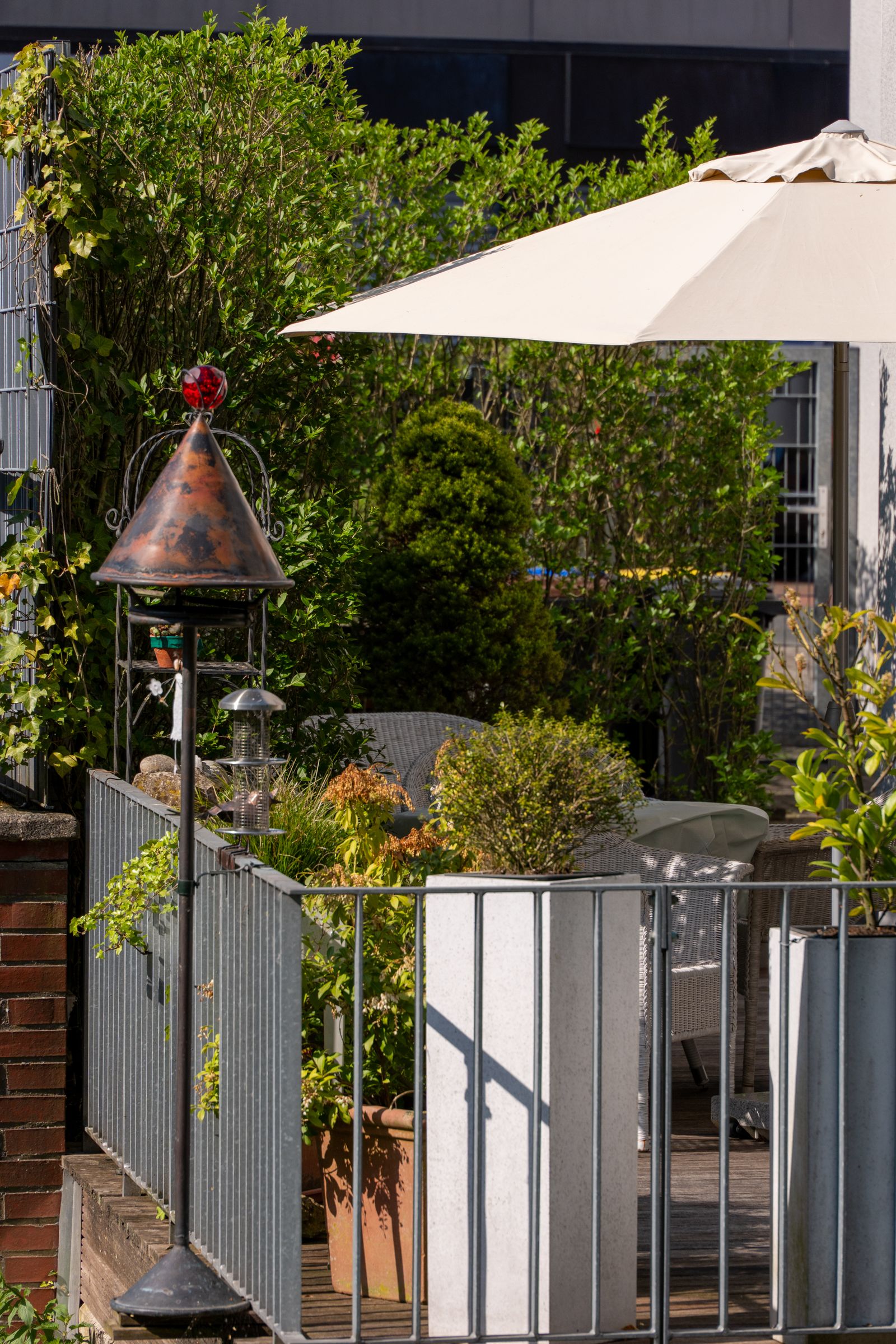 Gezellig balkon met planten en zitplek