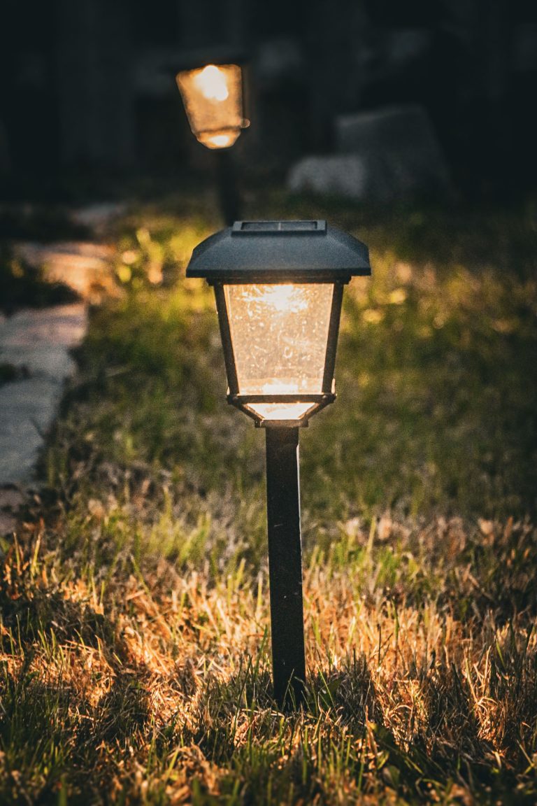 Solar tuinlamp verlicht een tuinpad in de schemering
