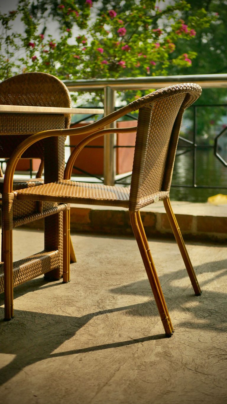 Rieten tuinstoelen op een zonnig terras